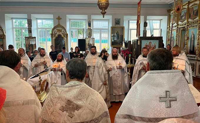 В Дербенте проходит отпевание отца Николая, которого убили террористы во время атаки на храм