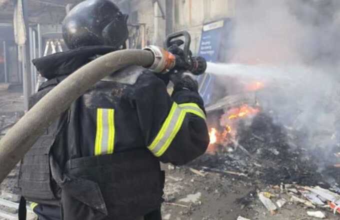 В Харькове после атаки дронов загорелись жилые дома и склады