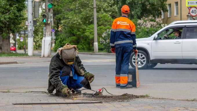 Силовики заняли позиции, коммунальщики заварили люки: как города встречают День Победы