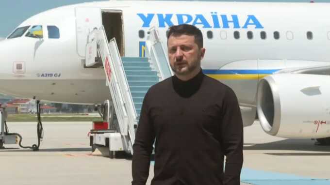 Зеленский прилетел в Турцию и поставил под сомнение уровень российской делегации