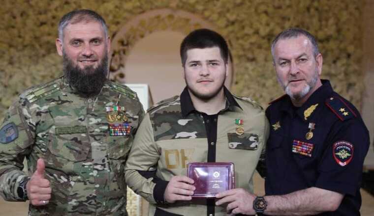 Адаму Кадырову вручили медаль без участия в соревнованиях